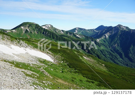 夏の北アルプスの山々 129137178