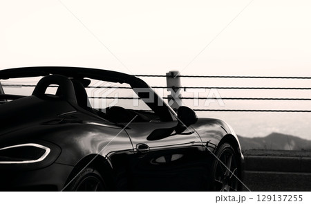 ツヤツヤの黒いオープンカー 129137255