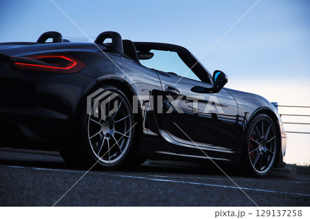 ツヤツヤの黒いオープンカー 129137258