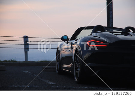 ツヤツヤの黒いオープンカー 129137266