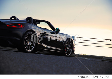 ツヤツヤの黒いオープンカー 129137268