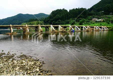 清流『久慈川』を渡る低い欄干が美しい木製橋… 【平山橋】 129137330