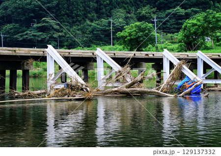 清流『久慈川』を渡る低い欄干が美しい木製橋… 【平山橋】 129137332