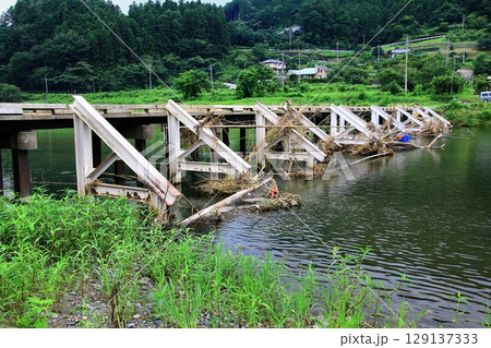 清流『久慈川』を渡る低い欄干が美しい木製橋… 【平山橋】 129137333