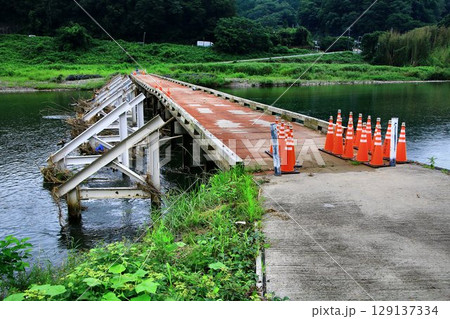 清流『久慈川』を渡る低い欄干が美しい木製橋… 【平山橋】 129137334