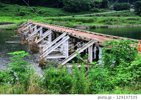 清流『久慈川』を渡る低い欄干が美しい木製橋… 【平山橋】 129137335