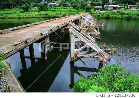 清流『久慈川』を渡る低い欄干が美しい木製橋… 【平山橋】 清流『久慈川』を渡る低い欄干が美しい木製橋… 【平山橋】 129137336