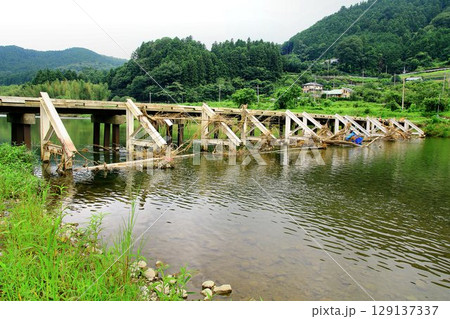 清流『久慈川』を渡る低い欄干が美しい木製橋… 【平山橋】 129137337