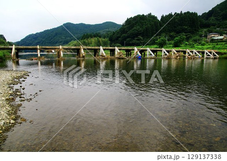 清流『久慈川』を渡る低い欄干が美しい木製橋… 【平山橋】 清流『久慈川』を渡る低い欄干が美しい木製橋… 【平山橋】 129137338