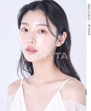 ナチュラルメイクが引き立てる、若い日本人女性の美しい美白肌と整った顔立ち。 129137360