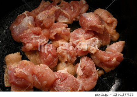 フライパンで焼くジューシーな鶏もも肉 129137415
