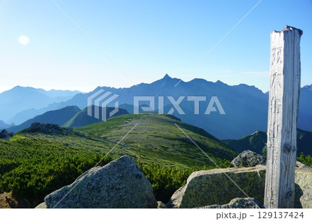 槍ヶ岳と双六岳標識 129137424