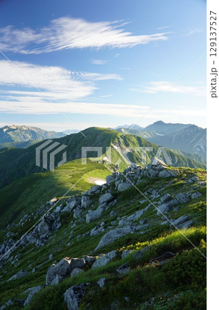 双六岳より三俣蓮華岳を望む 双六岳より三俣蓮華岳を望む 129137527