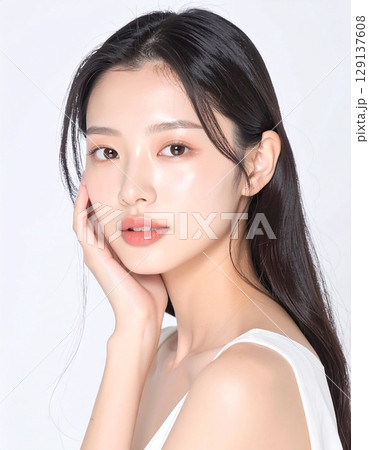 優しい光の中で、美白肌が輝く日本人女性の清潔感あふれるポートレート。 129137608
