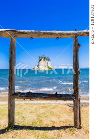 能登のシンボル　見附島　2024年能登半島地震により大きく崩落変形した 129137931