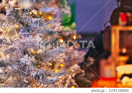 幻想的なクリスマスツリー 129138004