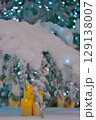 クリスマスツリーに積もる雪 129138007