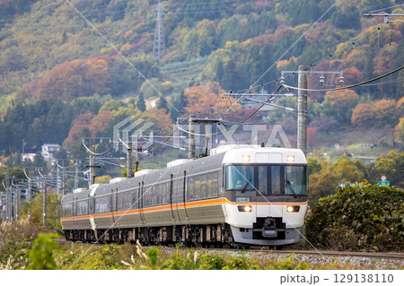 稲荷山の特急しなの 129138110
