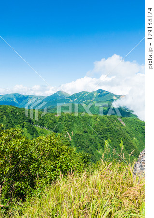 夏の妙高山登山（北峰頂上から焼山・火打山方面の眺め） 129138124