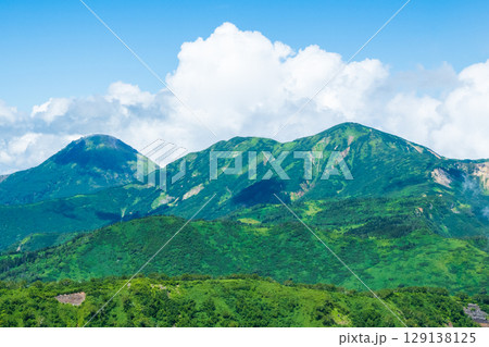 夏の妙高山登山（北峰頂上から焼山・火打山方面の眺め） 129138125