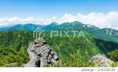 夏の妙高山登山（北峰頂上から焼山・火打山方面の眺め） 129138139