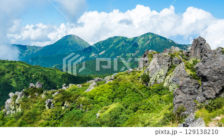 夏の妙高山登山（北峰～南峰：焼山・火打山方面の眺め） 129138210