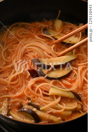 調理中の茄子とツナのトマトソースパスタ 調理中の茄子とツナのトマトソースパスタ 129138443