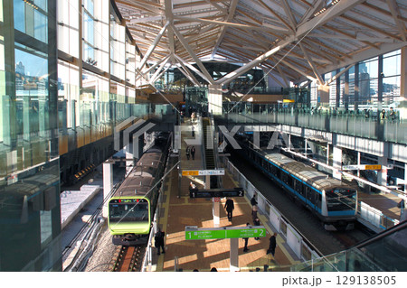 高輪ゲートウェイを発車する山手線・京浜東北線 129138505