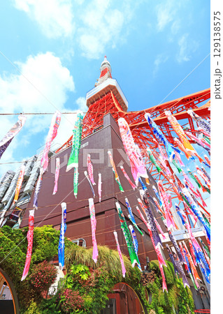 東京都港区、東京タワーとこいのぼりの風景 129138575