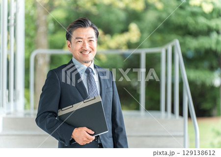 スーツ姿の男性教師,教員,講師(中学校,高校) スーツ姿の男性教師,教員,講師(中学校,高校) 129138612