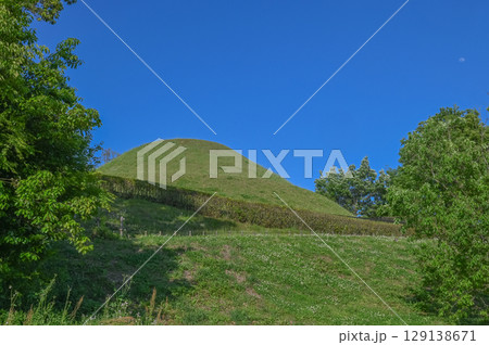 飛鳥時代の壁画古墳 _ 明日香村 高松塚古墳 飛鳥時代の壁画古墳 _ 明日香村 高松塚古墳 129138671