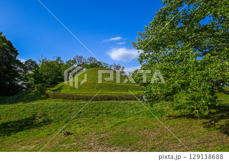 飛鳥時代の壁画古墳 _ 明日香村 高松塚古墳 飛鳥時代の壁画古墳 _ 明日香村 高松塚古墳 129138688
