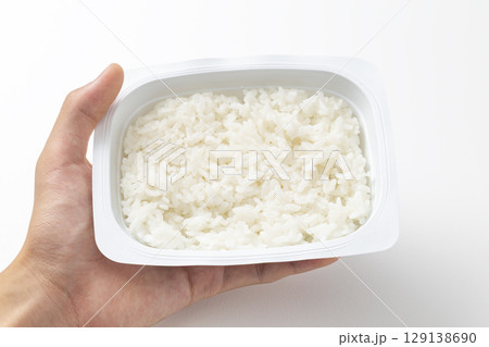 パックライスを持つ手 129138690