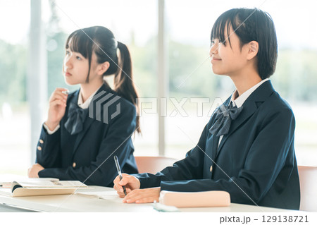 学校の教室で笑顔で授業を聞く制服姿の小学生・中学生・高校生・女子高生(友達) 学校の教室で笑顔で授業を聞く制服姿の小学生・中学生・高校生・女子高生(友達) 129138721