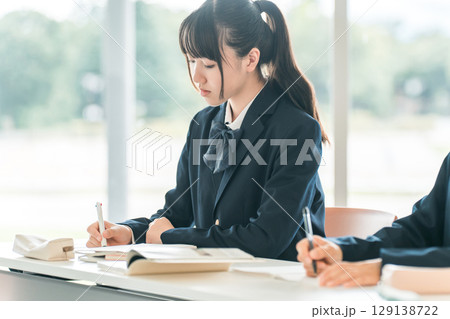 学校の授業・塾でノートをとる小学生・中学生・高校生の女子生徒 学校の授業・塾でノートをとる小学生・中学生・高校生の女子生徒 129138722