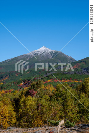 青空を背景にした初冬の冠雪の山頂 美瑛岳 青空を背景にした初冬の冠雪の山頂 美瑛岳 129138841