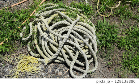 野ざらしにされたロープ 129138880