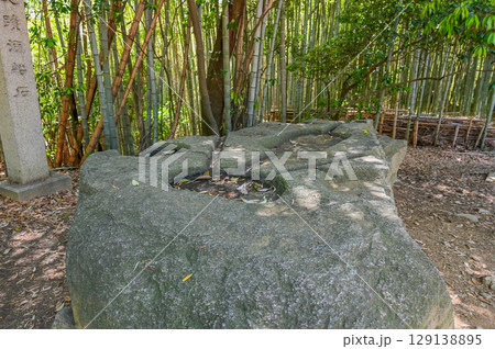 酒船石 _ 飛鳥の謎を伝える石造遺構 129138895