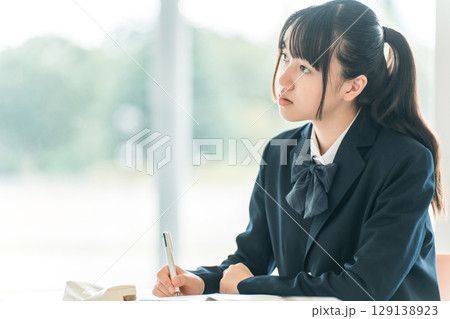 学校の教室・塾で試験・テストを受ける高校生・中学生・小学生の女の子（受験） 129138923