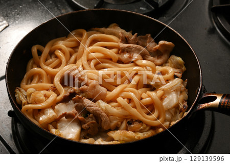 調理中の焼きうどん 129139596
