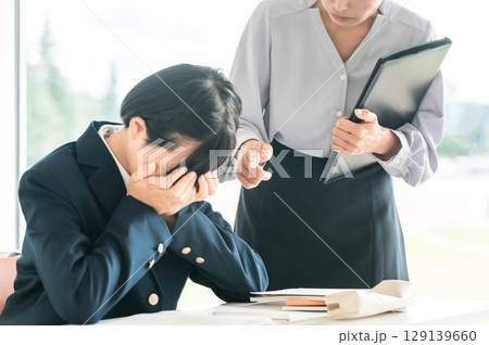 成績不振で顔を覆う女子学生を厳しく指導する女性教師(受験,受験勉強,受験うつ,プレッシャー) 成績不振で顔を覆う女子学生を厳しく指導する女性教師(受験,受験勉強,受験うつ,プレッシャー) 129139660