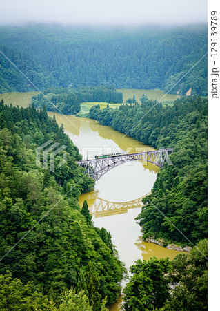 只見線　夏の第一只見川橋梁を渡る一番列車(福島県三島町、7月中旬) 129139789