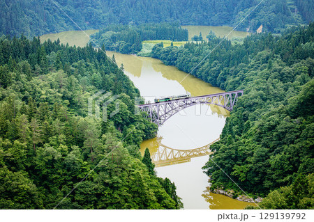 只見線 夏の第一只見川橋梁を渡る一番列車(福島県三島町、7月中旬) 只見線 夏の第一只見川橋梁を渡る一番列車(福島県三島町、7月中旬) 129139792