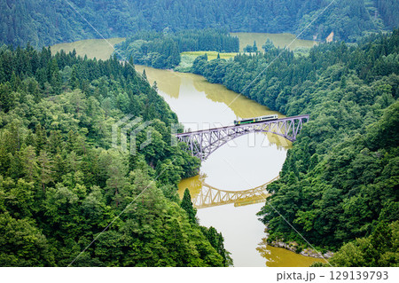 只見線 夏の第一只見川橋梁を渡る一番列車(福島県三島町、7月中旬) 只見線 夏の第一只見川橋梁を渡る一番列車(福島県三島町、7月中旬) 129139793