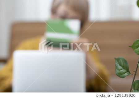 リビングでパソコンを見て悩む高齢者 シニア女性のライフスタイル リビングでパソコンを見て悩む高齢者 シニア女性のライフスタイル 129139920