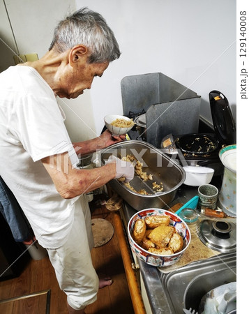 おいなりさんを詰め込む94歳 129140008