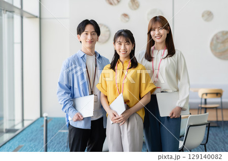 オフィスで働く若いビジネスパーソン【撮影協力:スカパー東京メディアセンター】 オフィスで働く若いビジネスパーソン【撮影協力:スカパー東京メディアセンター】 129140082