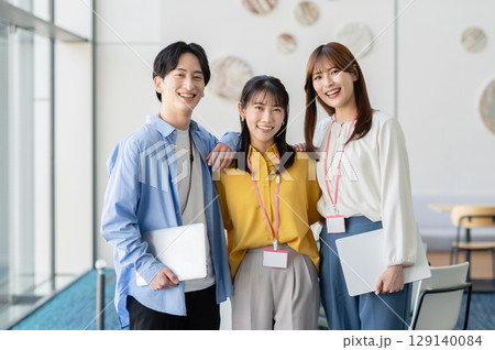 オフィスで働く若いビジネスパーソン【撮影協力:スカパー東京メディアセンター】 オフィスで働く若いビジネスパーソン【撮影協力:スカパー東京メディアセンター】 129140084