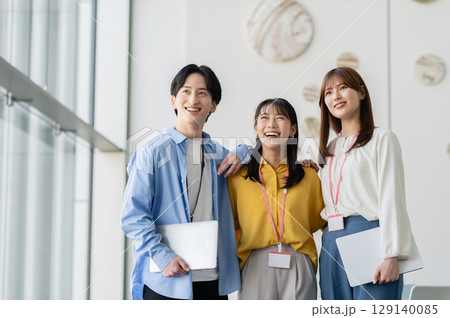 オフィスで働く若いビジネスパーソン【撮影協力：スカパー東京メディアセンター】 129140085