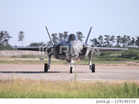 飛行場の誘導路を地上滑走する米空軍のF-35AライトニングⅡステルス戦闘機 飛行場の誘導路を地上滑走する米空軍のF-35AライトニングⅡステルス戦闘機 129140158